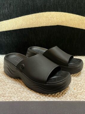 W9 Crocs Skyline Platform Slide Sandals - Black